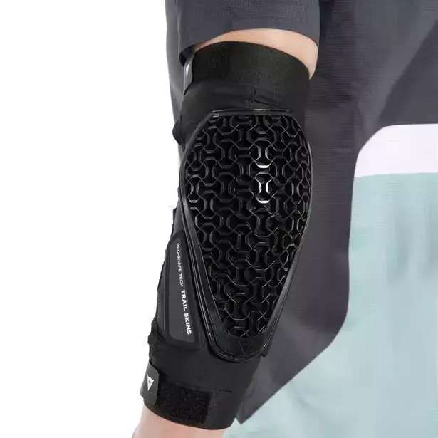 Lakťové chrániče Trail Skins Pro Elbow Guards Black - 2023